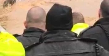 צפו בדרמה הגדולה: חילוץ נהג שנסחף עם רכבו בשיטפון