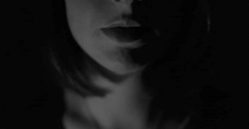 אישה בונה, אישה הורסת