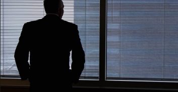 בכיר לשעבר בבנק הפועלים בחולון חשוד בגניבה ועוקץ בניירות ערך