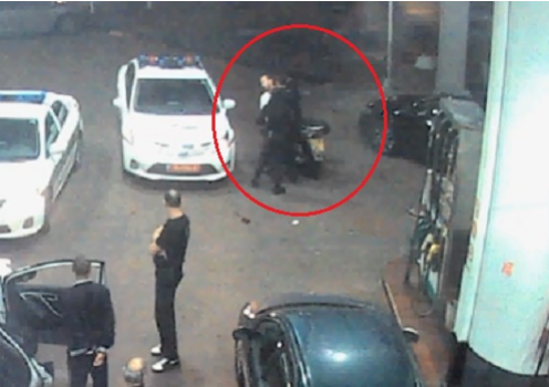 מצלמת האבטחה תיעדה: השוטר פורטל נוגח ברוכב האופנוע