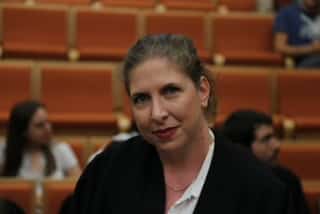 תובעת. עו"ד מיכל מזור