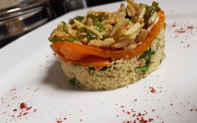 דג סלמון ברוטב ג'ינגר בצל ירוק בצל סגול רוטב סויה מעל אורז בלסמי בתוספת בוטנים ובצל ירוק