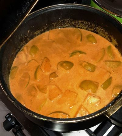 דג בר ים בסגנון ים תיכוני בצל עגבניות לימון סומאק זרעי חרדל