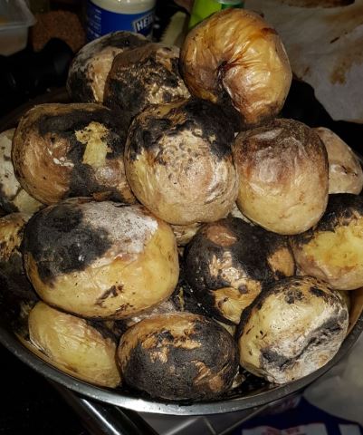 תפוח אדמה מדורה, מעל שמנת חמוצה עירית ובצל ירוק