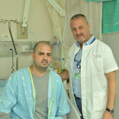 נתנאל ג' (יושב משמאל) עם ד"ר גוסטבו מואיגר