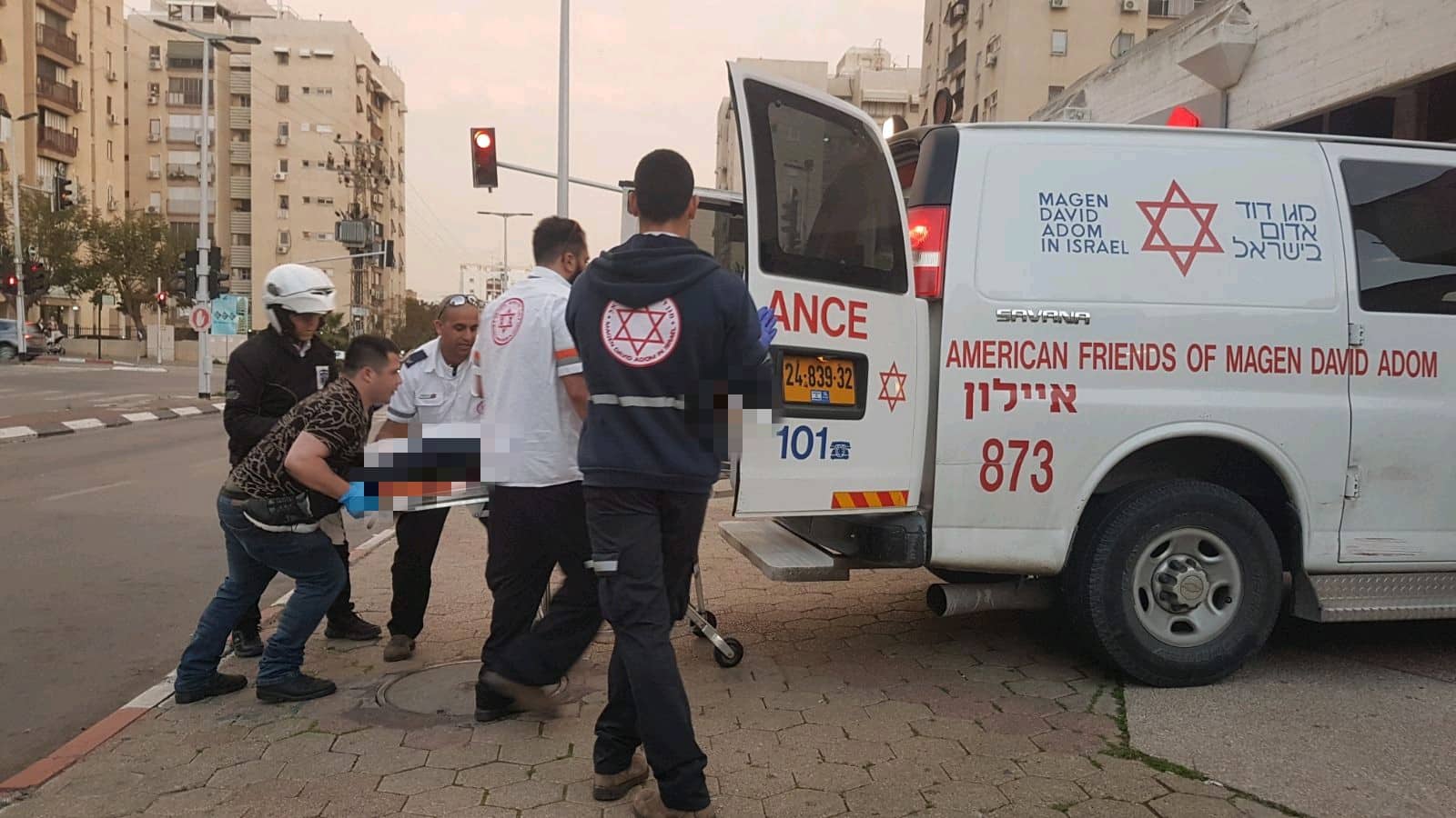 פיצוי הפצוע מזירת ניסיון רצח (צילום: חגי נתני תיעוד מבצעי מד"א)