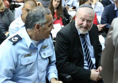 היועמ"ש אביחי מנדלבליט ומפקד אח"ם הנכנס ניצב גדי סיסו