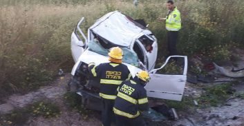 שני פצועים בהתהפכות רכב בצומת עציונה