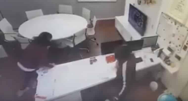 אחד השודדים מתעמת עם מנהלת החשבונות (לחצו על התמונה לצפייה בסרטון השוד המלא)