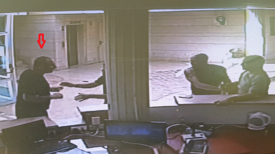 האירוע האלים תועד במצלמות האבטחה (בצילום למטה: חזי ראובן)