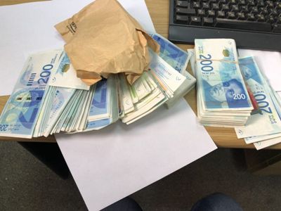 עשרות אלפי שקלים במעטפה שנזרקה מהחלון