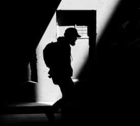 צללית איש מבוגר עם זקן (אילוסטרציה: Bulkan Evcimen מאתר Unsplash)