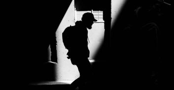 ארבע וחצי שנות מאסר לצעיר שחטף ושדד מקבץ נדבות