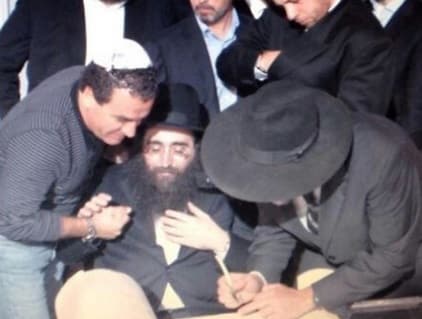 מנשה ארביב עם הרב פינטו. הקצין נמנע מלמסור פרטים מהותיים