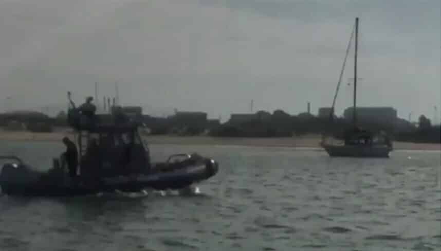 ימאי המשטרה בדרכם לסייע ליאכטה שנתקעה