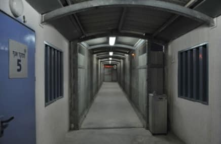 להוסיף מיידית שטח מחיה לאסירים. כלא רמון