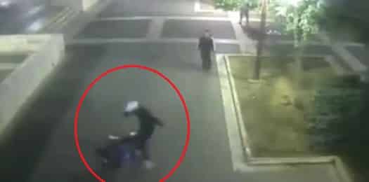  הקטין בועט בקורבן&nbsp;כפי שצולם על ידי מצלמות האבטחה במקום