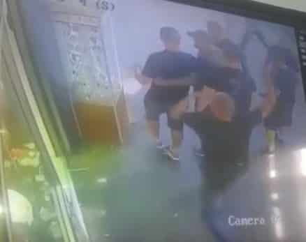 הנפת סכין רגע לפני דקירה בגב