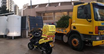 חולון: בן 30 נפצע קשה בעבודה על משאית גרר