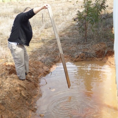 השטח של החשוד לאחר החיפושים של המשטרה (צילום נוסף למטה)