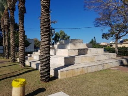 זירת הדקירה, הפירמידה בפארק צירי