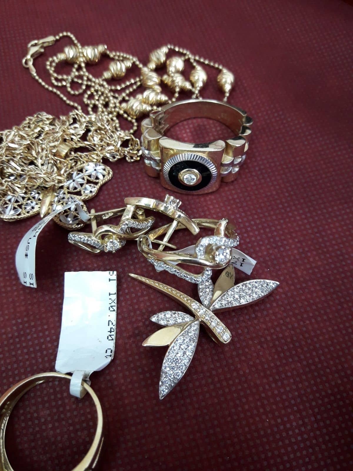 תכשיטים שנגנבו ונתפסו ברשות הנאשמים (תמונה נוספת למטה)