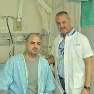 נתנאל ג' עם מנהל יחידת פה ולסת, ד"ר גוסטבו מואיגר