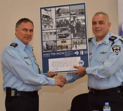 סרדל מקבל תעודת הוקרה מהמפכ"ל לשעבר יוחנן דנינו