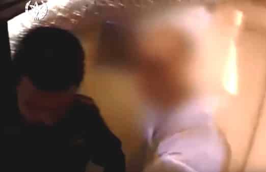 הנאשם (מימין) שניות לאחר מעצרו