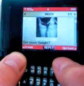 צילם את עצמו וביקש מהן לצם את עצמן. (צילום אילוסטרציה)