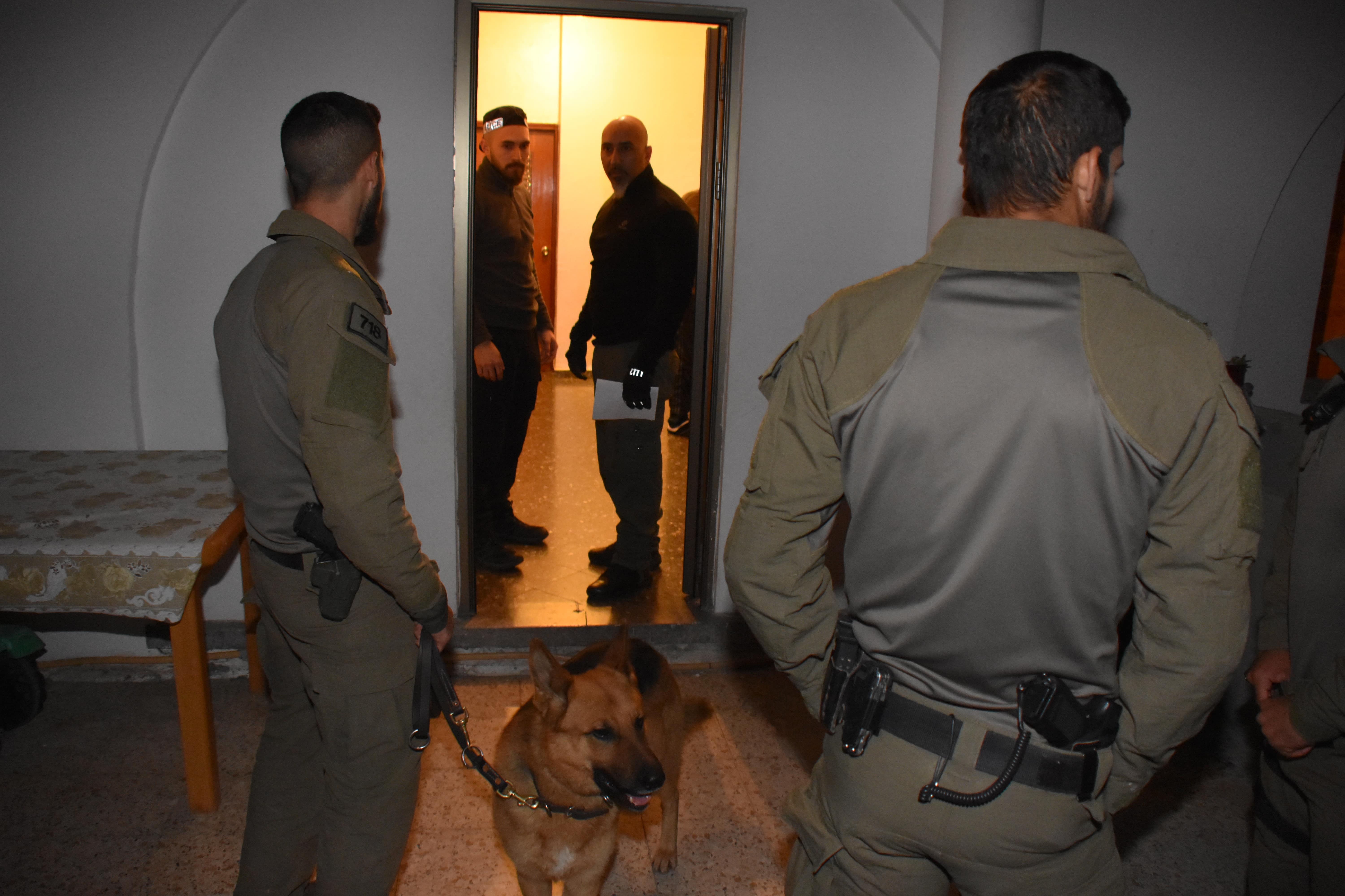 פשיטת משטרה על בתי החשודים