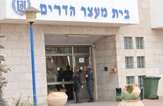 הסוהרת דיווחה למפקדה על גילויי האהבה מצד האסיר