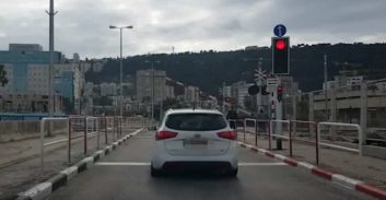 ניידת משטרה סמויה תיעדה רכב חוצה מסילת רכבת