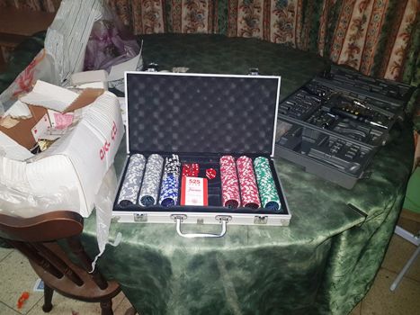 סט ז'יטונים שנתפס במקום