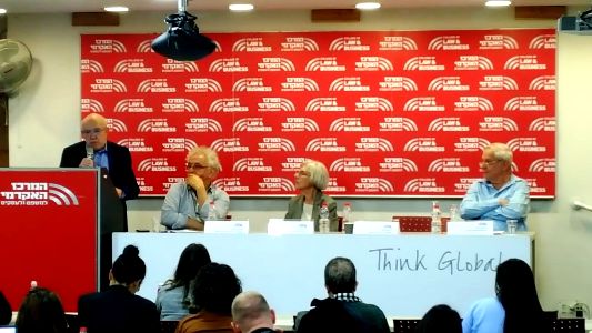 שלום קיטל (משמאל) נואם בכנס לזכרו של משה נגבי