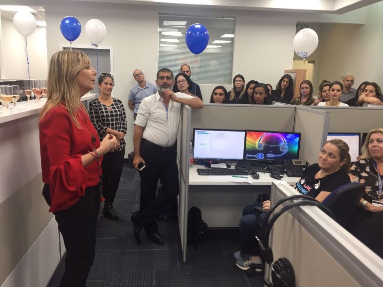 מנכ"לית משרד המשפטים אמי פלמור משוחחת עם העובדים