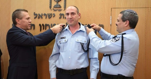 יגאל בן שלום עם המפכ"ל והשר ארדן