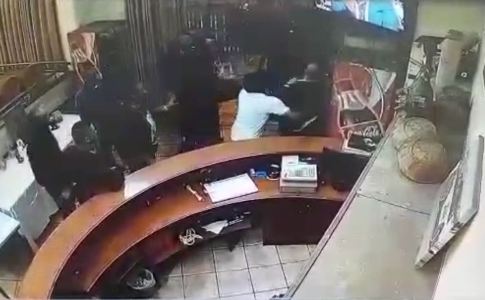 התקיפה במסעדה כפי שנקלטה במצלמות האבטחה