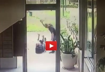 הנאשם תוקף את המנכ"ל בשביל הגישה (לחצו על התמונה כדי לצפות בסרטון המלא)