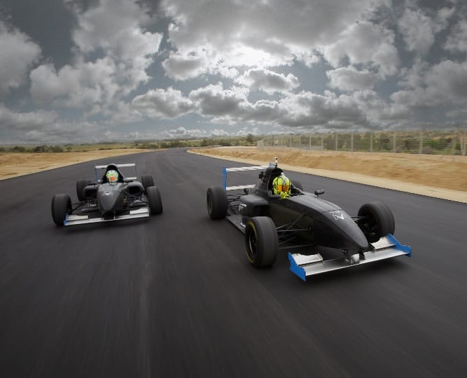 המכוניות הראשונות בפארק (צילום: שחר אלגזי)