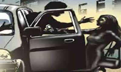 משך אותה חזרה לרכב (איור להמחשה)