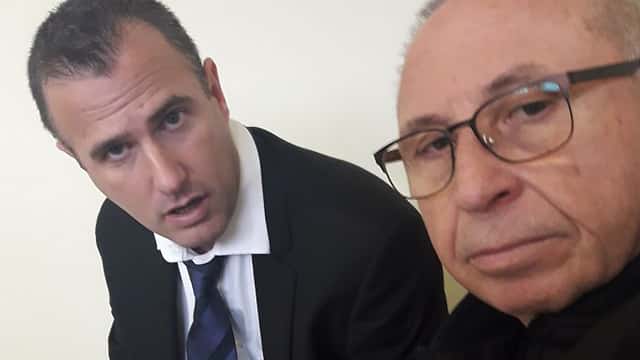משה הראל (מימין) עם סנגורו, עו"ד ניר יסלוביץ'