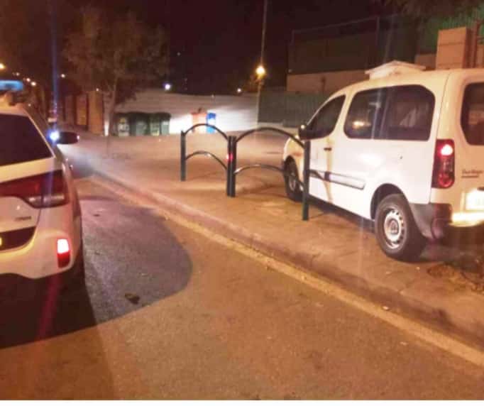 הרכב נתקע בין קיר לעץ. בסיום המרדף