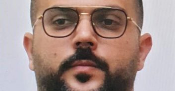 אישום: התחזה לקטינים, וסחט עשרות גברים