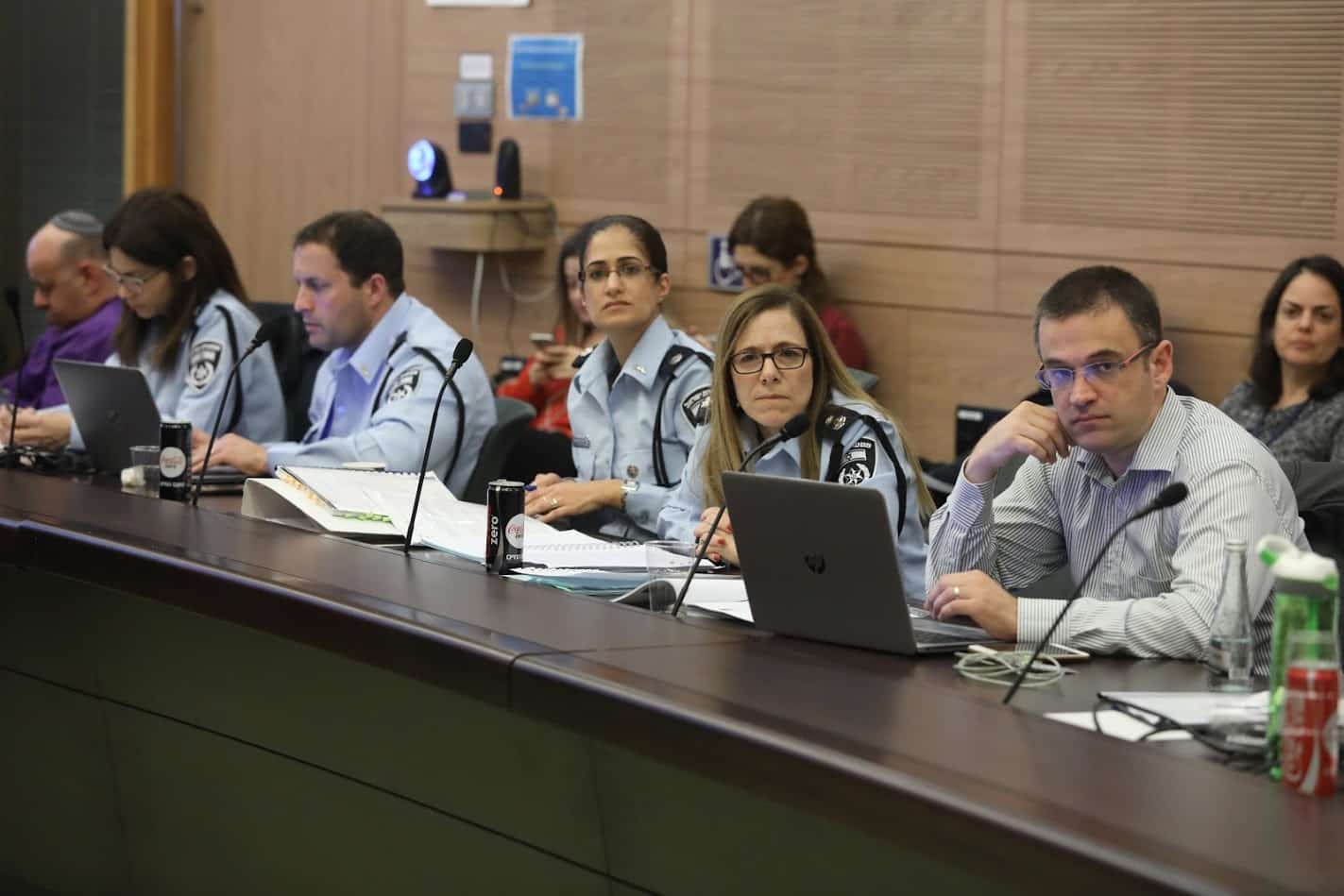 עובדים על בקשות נוספות. ד"ר חיים ויסמונסקי (מימין)