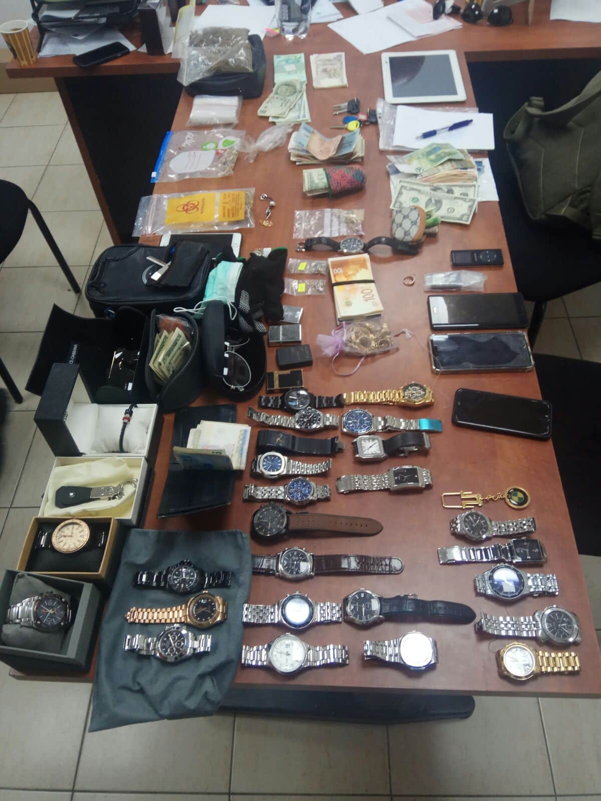 הרכוש שנתפס בדירה השכורה של הנאשם