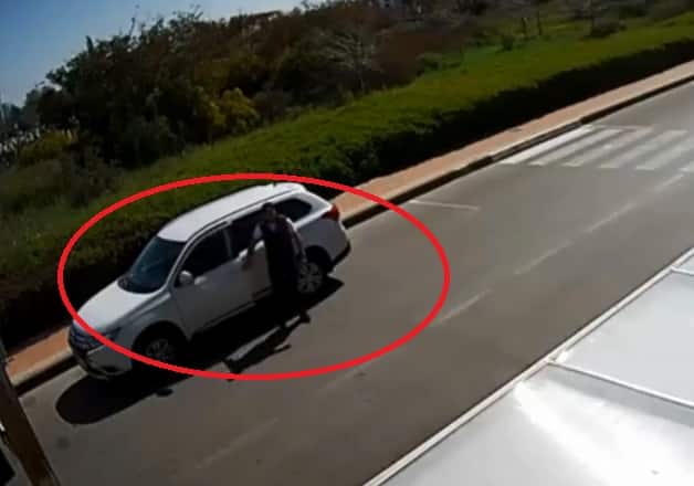 הנאשם נקלט במצלמת אבטחה כשהוא מגיע לאחת מזירות הפריצה