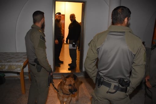מ-15 חשודים נותרו שלושה. הפשיטה על בתי החשודים