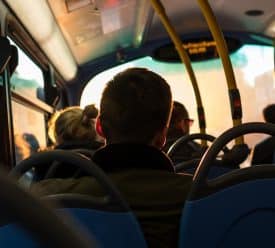 נוסע באוטובוס (אילוסטרציה: Pau Casals מאתר Unsplash)