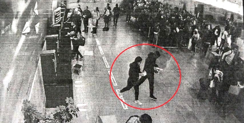 הנאשם יחד עם בת הזוג בנתב"ג